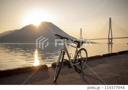 朝日に染まる自転車 110377048