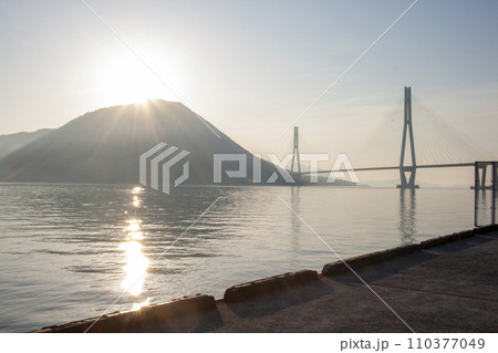 朝日に照らされた多々羅大橋 110377049
