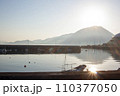 夜明けの静かな湖 110377050
