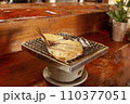 網で焼いた焼き魚 110377051