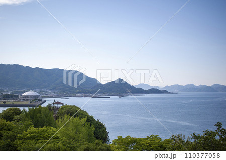 高台から見た海 110377058