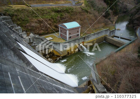 片倉ダムの天端から見る放流 片倉ダムの天端から見る放流 110377325