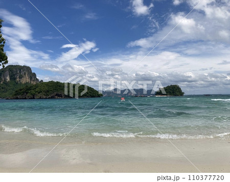 クラビのエメラルドグリーンの海と白い砂浜 110377720