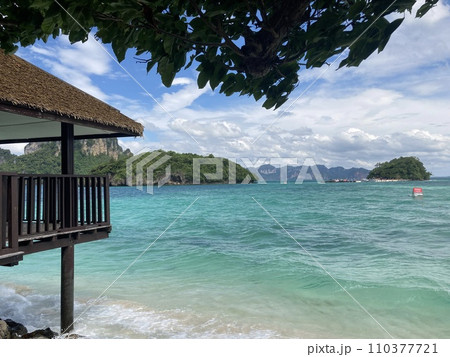 水上コテージとエメラルドグリーンの海 110377721