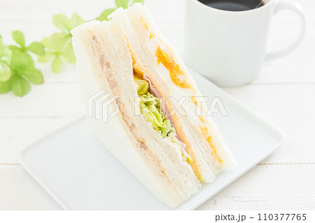 おいしいミックスサンドとコーヒーのモーニング おいしいミックスサンドとコーヒーのモーニング 110377765