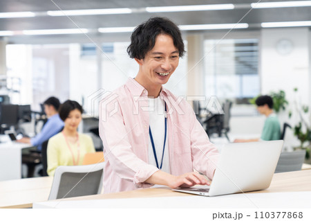 オフィスで働くエンジニアの男性 オフィスで働くエンジニアの男性 110377868