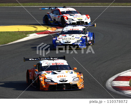 サーキットを走る3台のレーシングカー サーキットを走る3台のレーシングカー 110378072