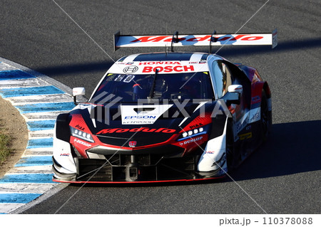 コーナーを高速で駆け抜けるレースカー 110378088