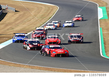 サーキットで争うたくさんのレースカー 110378089