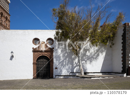 Ornate gate and a tree, Teguise, Lanzarote, Spain 110378170