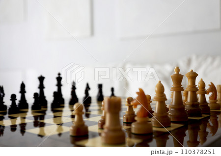 チェスセット チェス盤と駒のイメージカット チェスセット チェス盤と駒のイメージカット 110378251