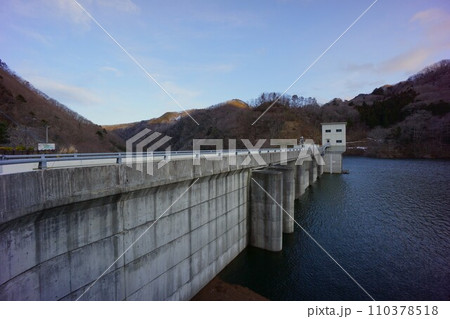 真野ダムの堤体 真野ダムの堤体 110378518
