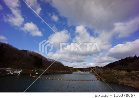 こまちダムの網場とこまち湖 110378667