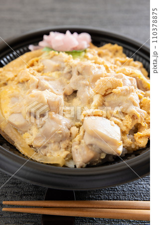 美味しい親子丼弁当 110378875