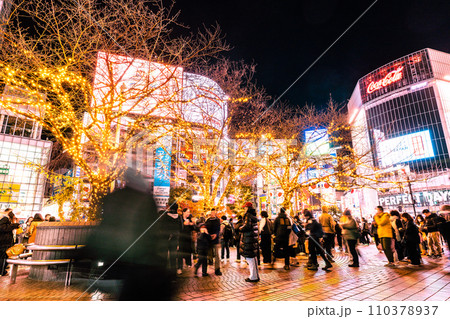 日本の東京都市景観 元日…賑わう渋谷のハチ公前広場。多くが外国人観光客…=令和6年1月1日 日本の東京都市景観 元日…賑わう渋谷のハチ公前広場。多くが外国人観光客…=令和6年1月1日 110378937