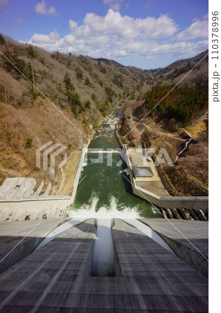 天端から見る木戸ダムの放流 110378996