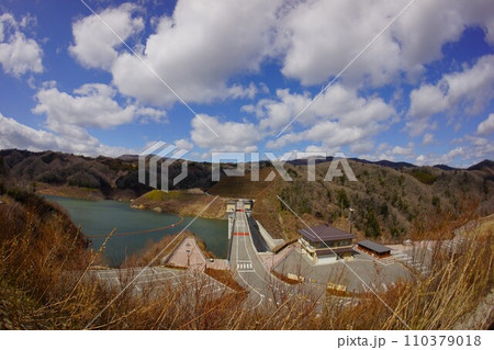 展望台からの木戸ダムの堤体とダム湖 110379018
