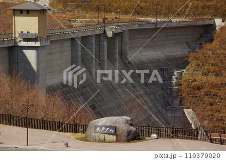 展望台からの木戸ダムの堤体 110379020