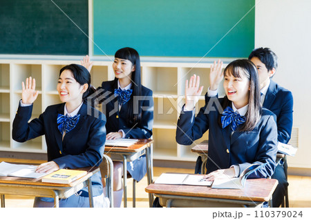 教室で手を挙げる高校生 110379024