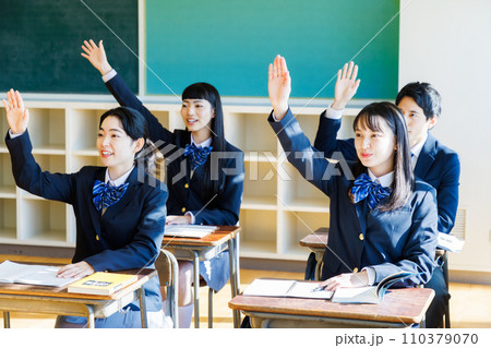 教室で手を挙げる高校生 教室で手を挙げる高校生 110379070