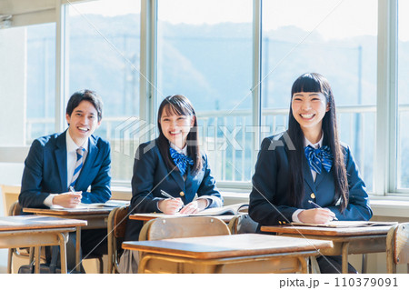 教室で勉強する制服を着た高校生 110379091