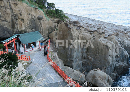 玉橋から見おろす鵜戸神宮ご本殿前の亀石と鳥居 110379108