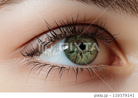 化粧メイクアップされた若い女性の目元の拡大。自然なコスメや目の表情の概念。「AI画像生成」 化粧メイクアップされた若い女性の目元の拡大。自然なコスメや目の表情の概念。「AI画像生成」 110379141