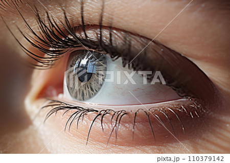 化粧メイクアップされた若い女性の目元の拡大。自然なコスメや目の表情の概念。「AI画像生成」 110379142