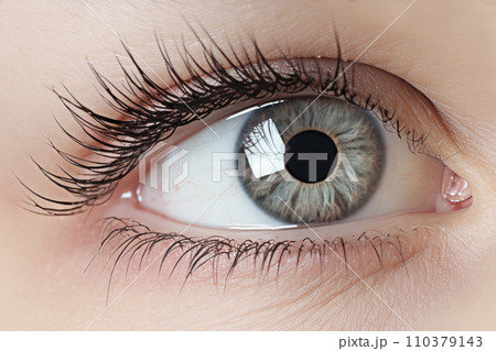 化粧メイクアップされた若い女性の目元の拡大。自然なコスメや目の表情の概念。「AI画像生成」 化粧メイクアップされた若い女性の目元の拡大。自然なコスメや目の表情の概念。「AI画像生成」 110379143