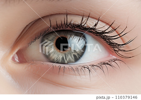 化粧メイクアップされた若い女性の目元の拡大。自然なコスメや目の表情の概念。「AI画像生成」 110379146