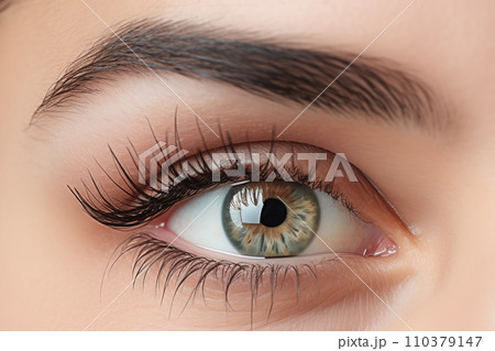 化粧メイクアップされた若い女性の目元の拡大。自然なコスメや目の表情の概念。「AI画像生成」 110379147