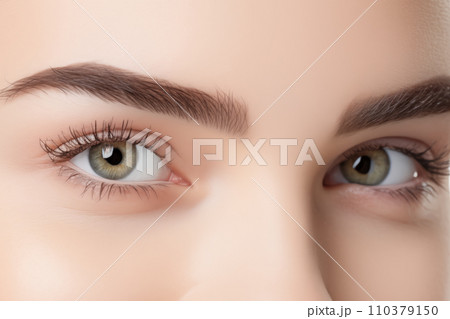 化粧メイクアップされた若い女性の目元の拡大。自然なコスメや目の表情の概念。「AI画像生成」 110379150