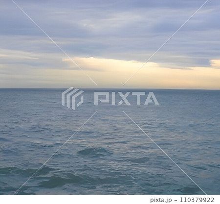 風 が止んだ 穏やかな 海 110379922