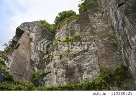 鋸山の石切場跡 110380228
