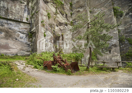 鋸山の石切場跡 110380229