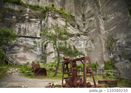 鋸山の石切場跡 110380230