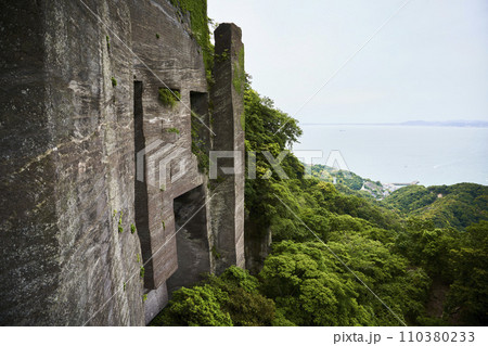 鋸山の石切場跡 110380233