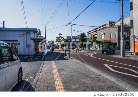 浜松市の遠州鉄道浜北駅前の街並みの風景(静岡県) 浜松市の遠州鉄道浜北駅前の街並みの風景(静岡県) 110380850