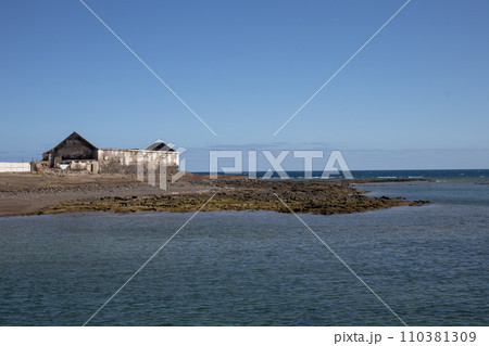 Atlantic ocean and an abandoned house, Arrecife 110381309