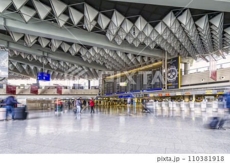 ドイツ・フランクフルト国際空港 出発フロア / Frankfurt Airport 110381918