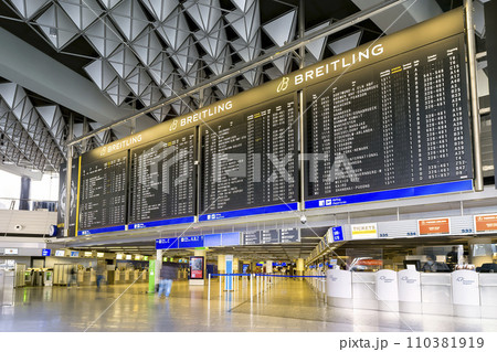 ドイツ・フランクフルト国際空港の大型出発案内板 / Frankfurt Airport ドイツ・フランクフルト国際空港の大型出発案内板 / Frankfurt Airport 110381919