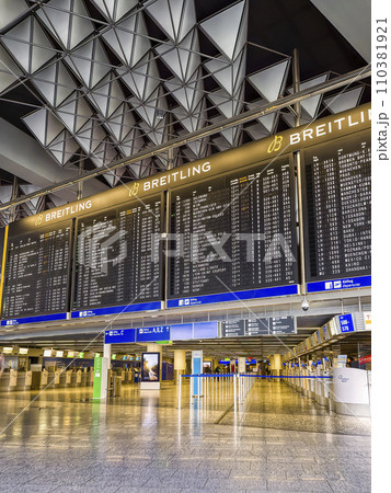 ドイツ・フランクフルト国際空港の大型出発案内板 / Frankfurt Airport 110381921