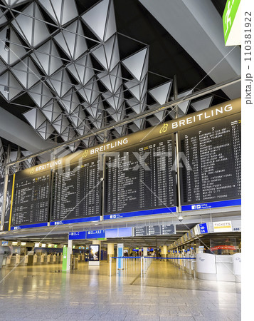 ドイツ・フランクフルト国際空港の大型出発案内板 / Frankfurt Airport 110381922