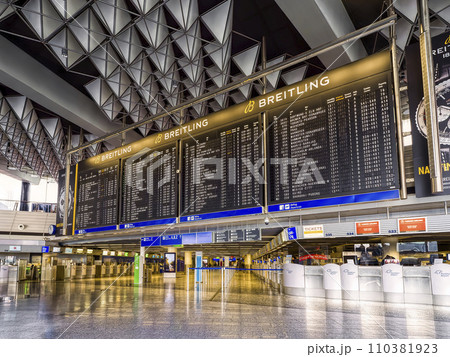 ドイツ・フランクフルト国際空港の大型出発案内板 / Frankfurt Airport ドイツ・フランクフルト国際空港の大型出発案内板 / Frankfurt Airport 110381923