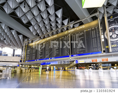 ドイツ・フランクフルト国際空港の大型出発案内板 / Frankfurt Airport ドイツ・フランクフルト国際空港の大型出発案内板 / Frankfurt Airport 110381924