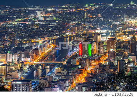 【徳島県庁】眉山山頂付近から撮影した徳島の夜景【クリスマス】 【徳島県庁】眉山山頂付近から撮影した徳島の夜景【クリスマス】 110381929