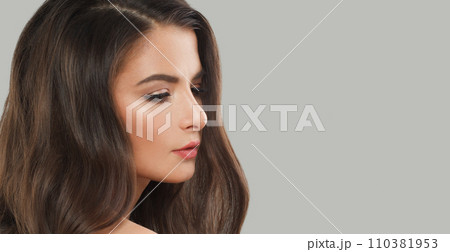 Cute fashion model with dark healthy hairstyle, fresh clean skin and trendy make-up 110381953