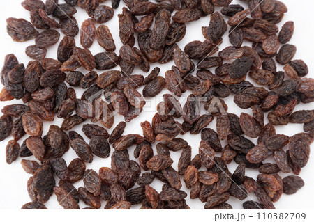 ドライレーズン　白背景 110382709