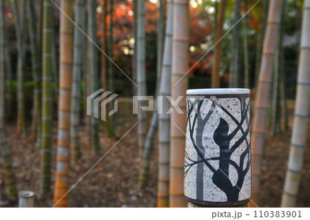 掛花入れは竹での作品もあります。 掛花入れは竹での作品もあります。 110383901