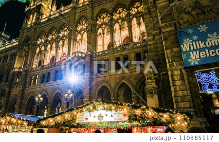 クリスマスのウイーン市庁舎の夜の景色 クリスマスのウイーン市庁舎の夜の景色 110385117